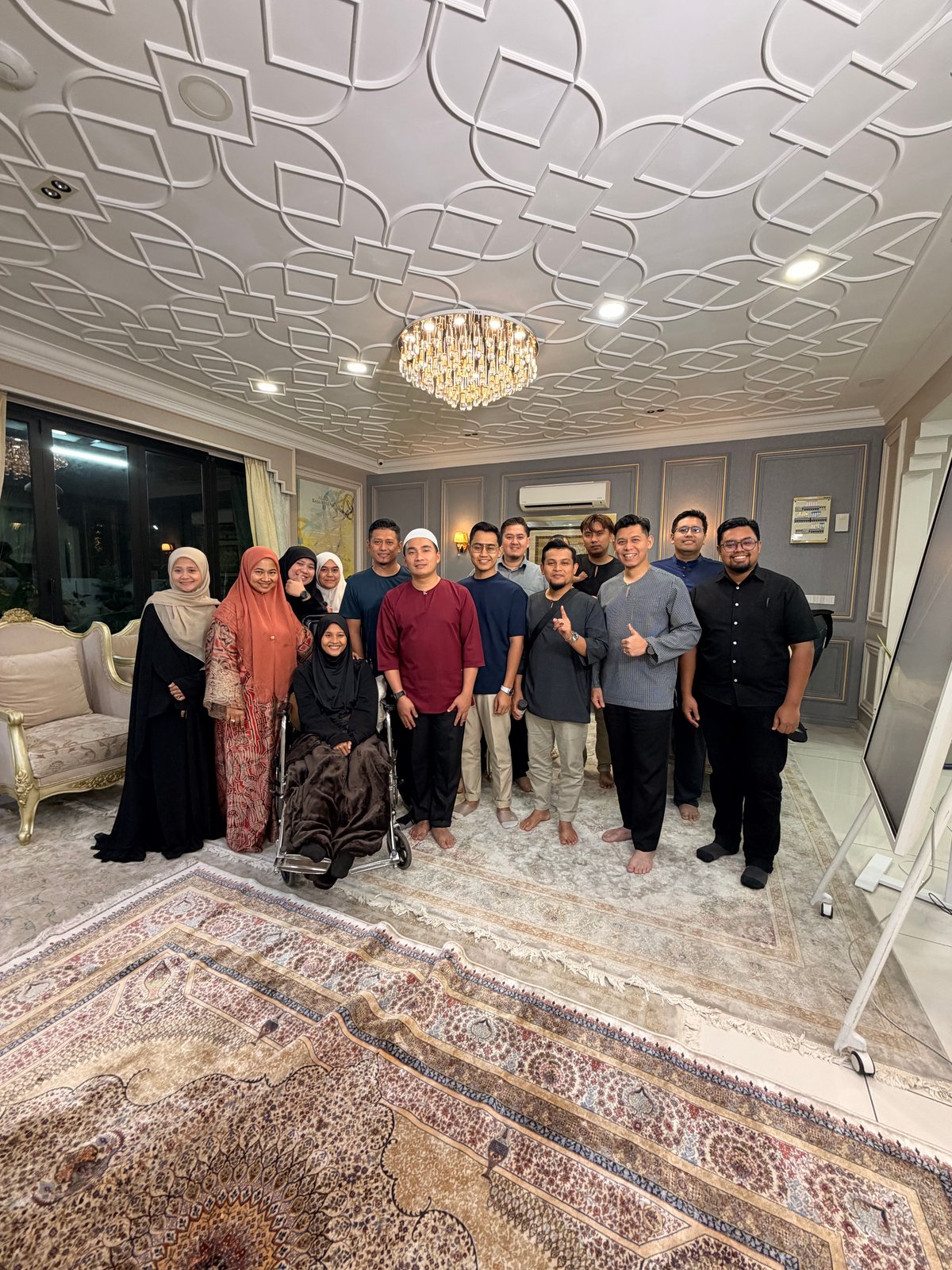 Gambar Najib bersama sahabat di ruang tamu