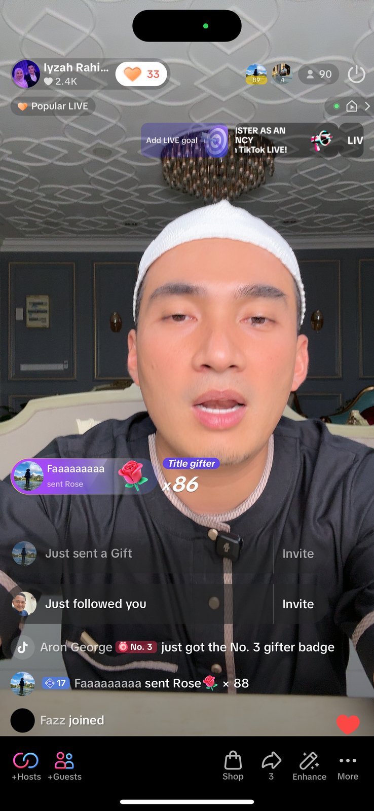 Tangkapan skrin Najib bersiaran di TikTok Live dengan kopiah putih