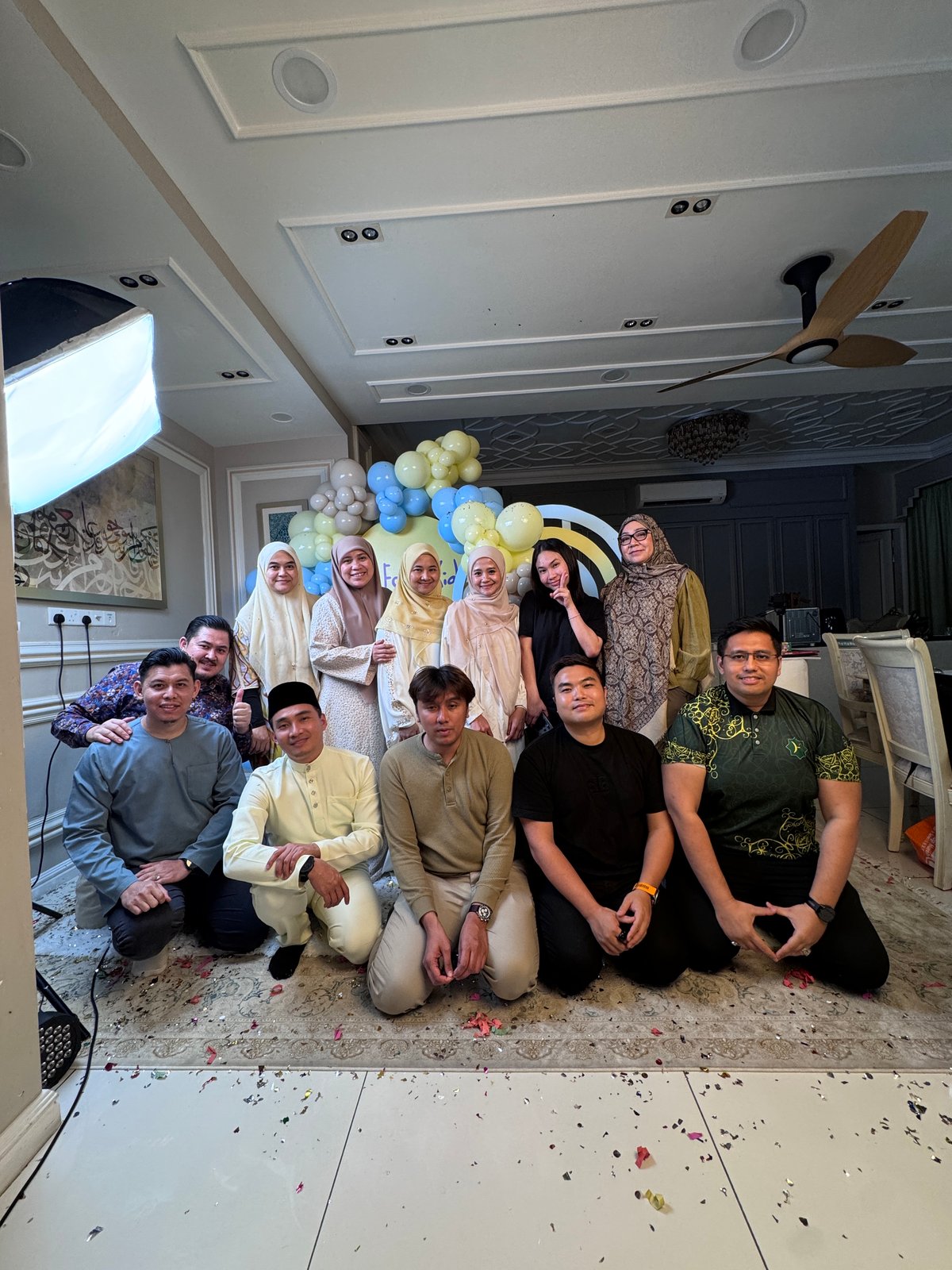 Najib bersama sahabat di ruang yang dihias dengan belon